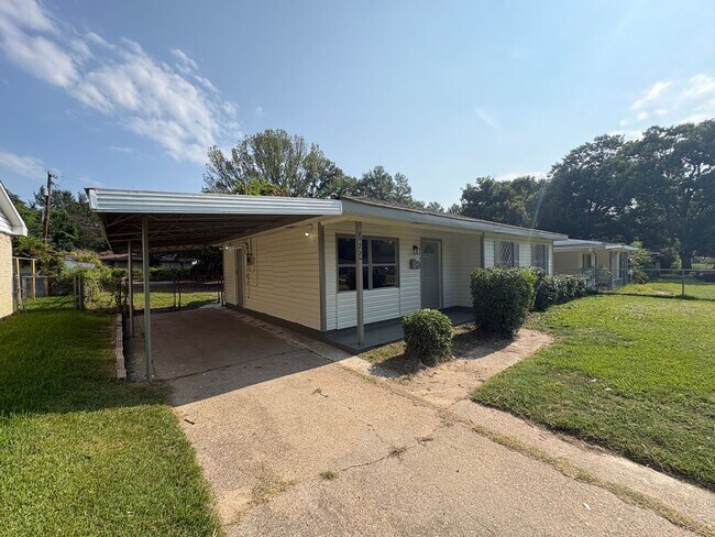 Foto del edificio - Amazing 3 Bed/1 Bath House FULLY remodeled with Central Air & Heat