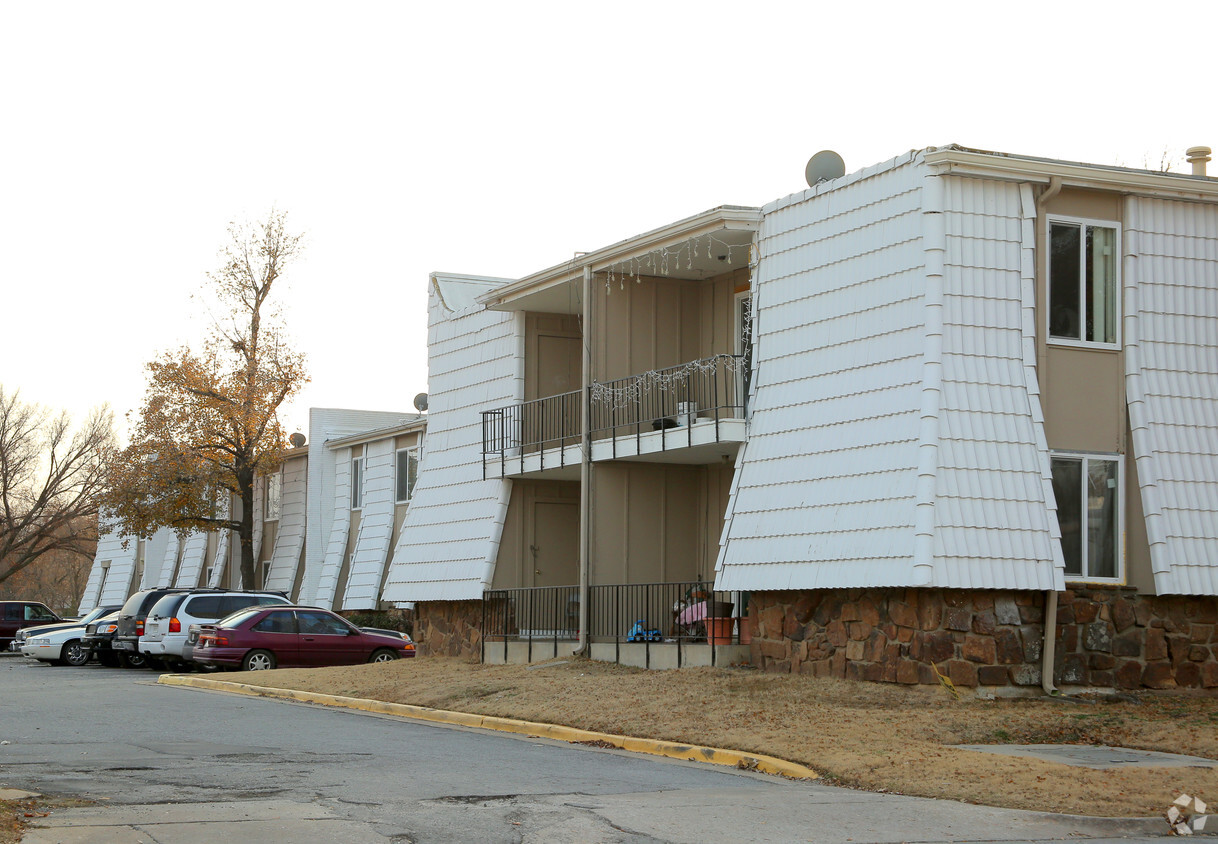Building Photo - 2200 Sheridan Apartments