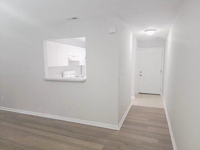 Photo - RENT SPECIAL! HAWTHORNE PARK GROUND LEVEL CONDO