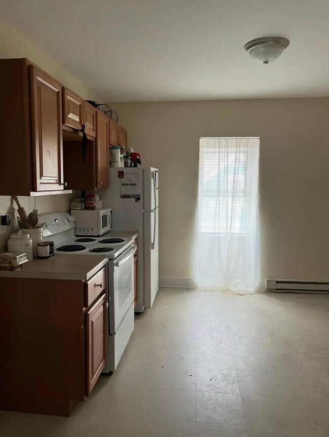 Kitchen - 121 E Main St