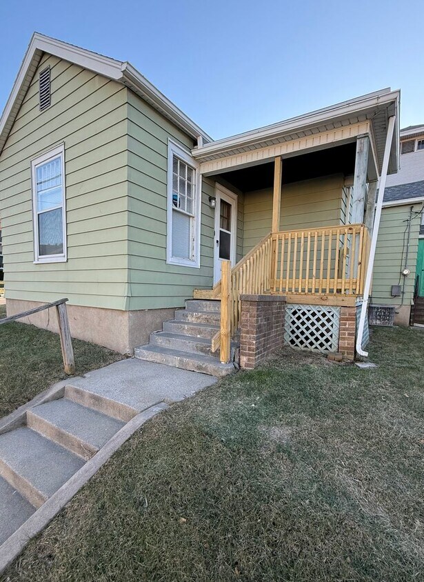 Building Photo - Charming 2 Bedroom Home with Garage on Corner Lot