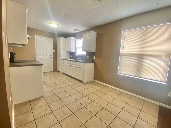 Building Photo - 3 bed 1.5 bath now available.