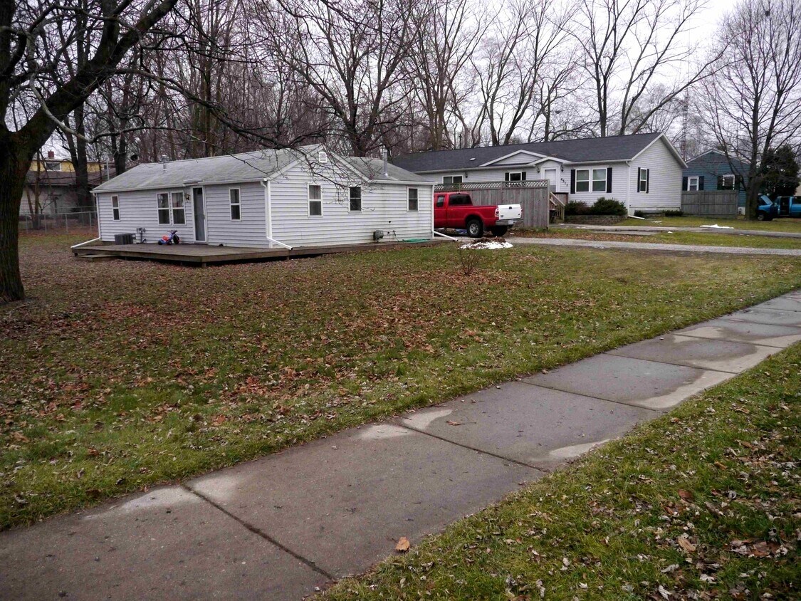 Primary Photo - 1861 N Aurelius Rd