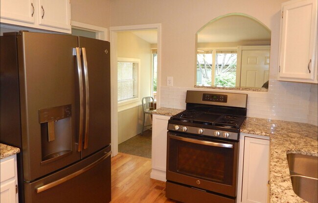 Foto del edificio - $0 DEPOSIT OPTION! BERKELEY/HIGHLANDS, BEAUTIFUL HOME, EXCEPTIONAL UPDATES AND CONDITION, BEAUTIF...