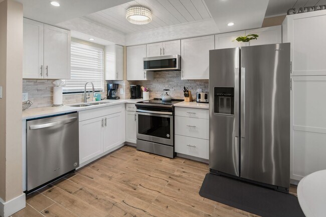 Foto del edificio - Beautiful 2 Bedroom with a Bay View-Anglers Cove-AVAILABLE FOR ANNUAL TENANT- May 1-2026