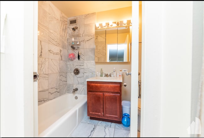 Foto del edificio - 222 E Pearson St