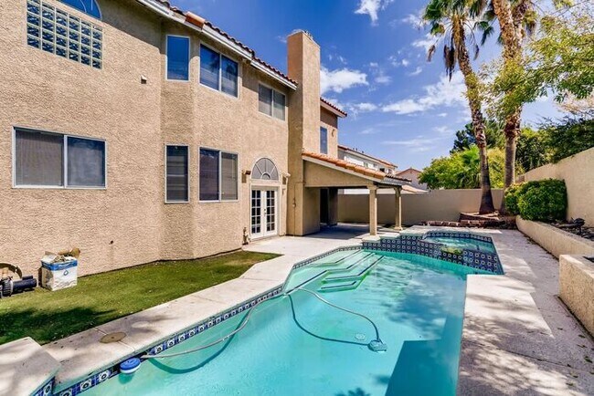 Building Photo - HUGE HOME With SPARKLING POOL in South Sho...