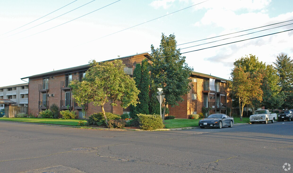 Primary Photo - Mayfair Apartments