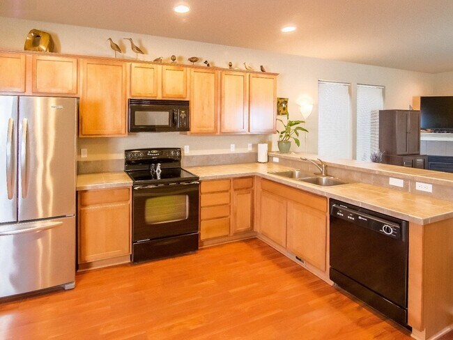 Foto del edificio - Fabulous 2 Bedroom 2.5 Bathroom Townhome with Vaulted Ceilings, Private Yard & Spacious Tandem Ga...