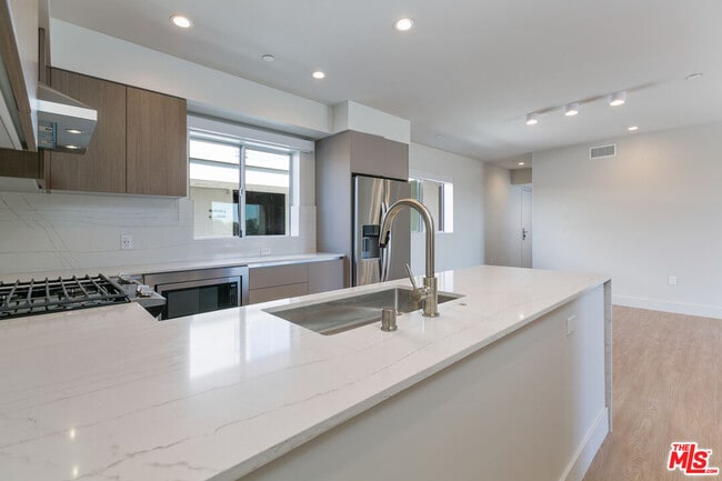 Foto del edificio - 11837 Mayfield Ave