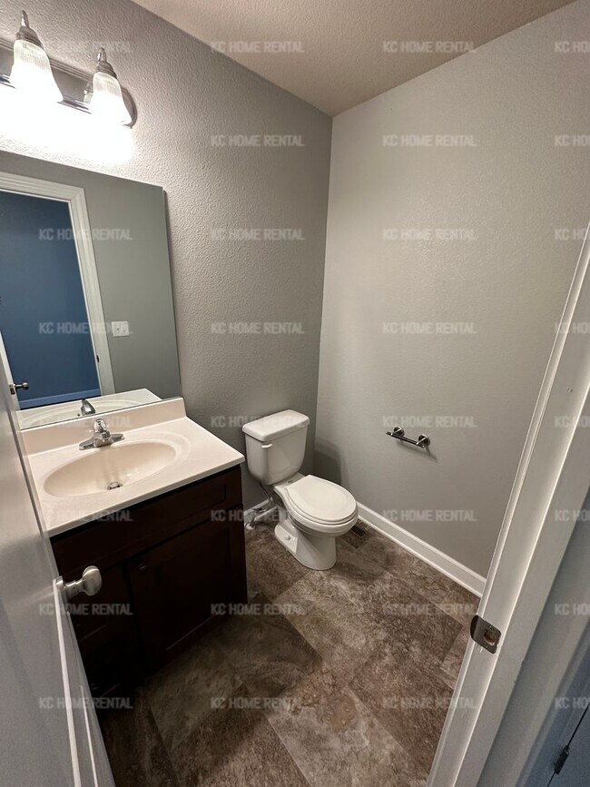 Building Photo - Charming 2 bed townhome in KCK!