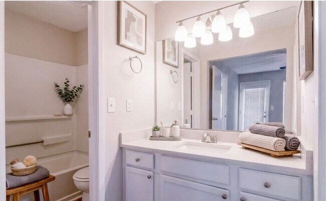 Foto del edificio - Luxurious 1-Bedroom Apartment in Atlanta’s Upper Westside | In-Home Washer & Dryer