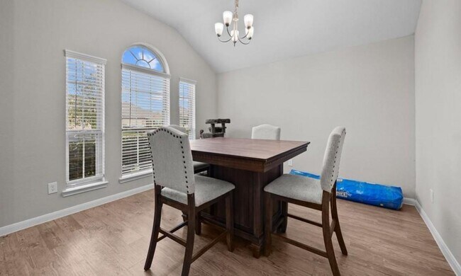 Foto del edificio - 689 Forest Bend Ln