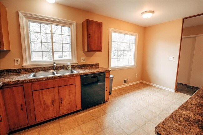 Building Photo - 40 Red Barn Cir