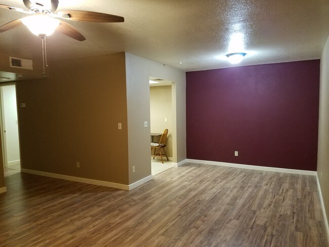 Foto del edificio - 1340 N Recker Rd