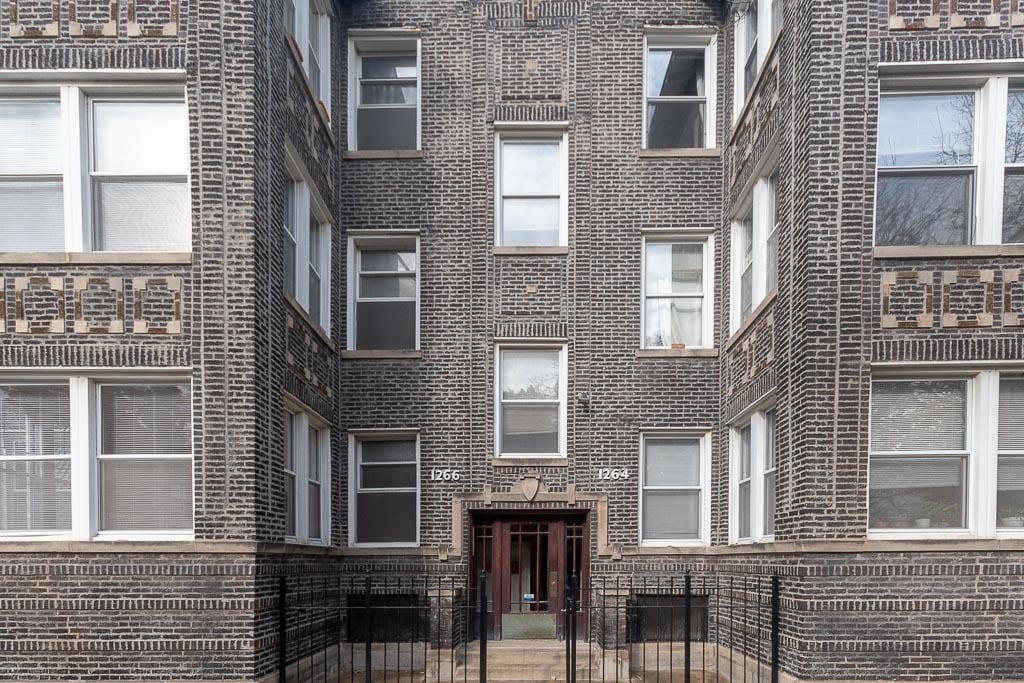 Foto principal - 1266 W Montrose Ave