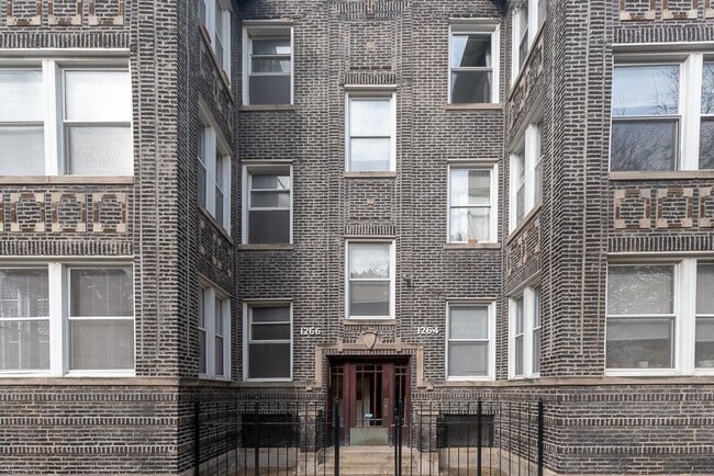 Building Photo - 1266 W Montrose Ave