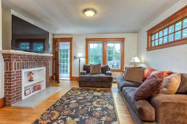 Building Photo - 93 School St