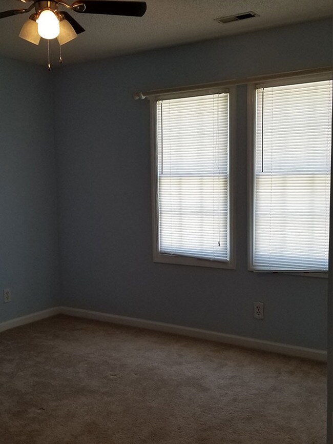 Building Photo - 5404 Bentgrass Dr