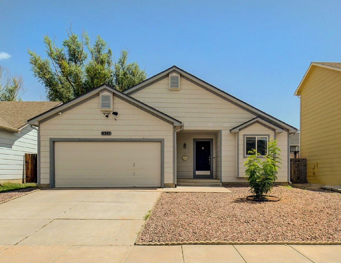 Foto principal - Charming 4-Bedroom Home Near Fort Carson –...