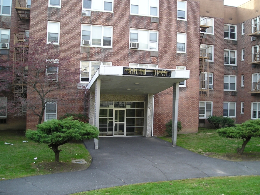 Primary Photo - Round Oaks Apartments