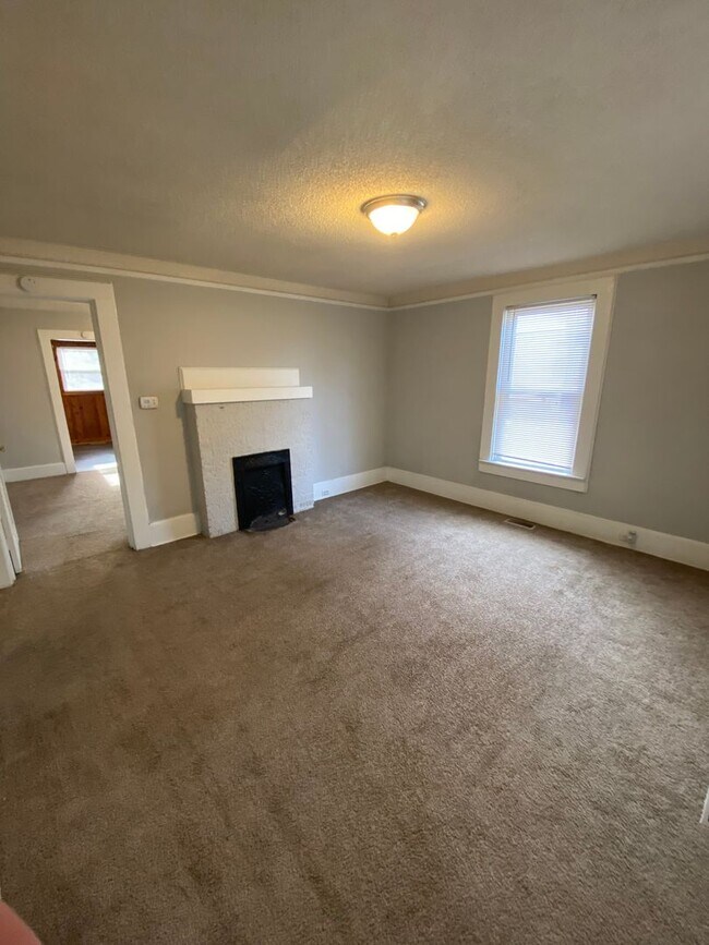 Building Photo - 2 bed 1 bath single family home newly remolded