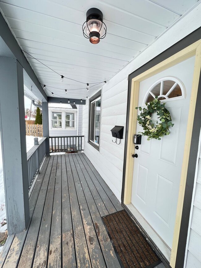 Building Photo - AVAILABLE JUNE 2026 - Renovated 3 Bed 1 Bath Home in East Duluth