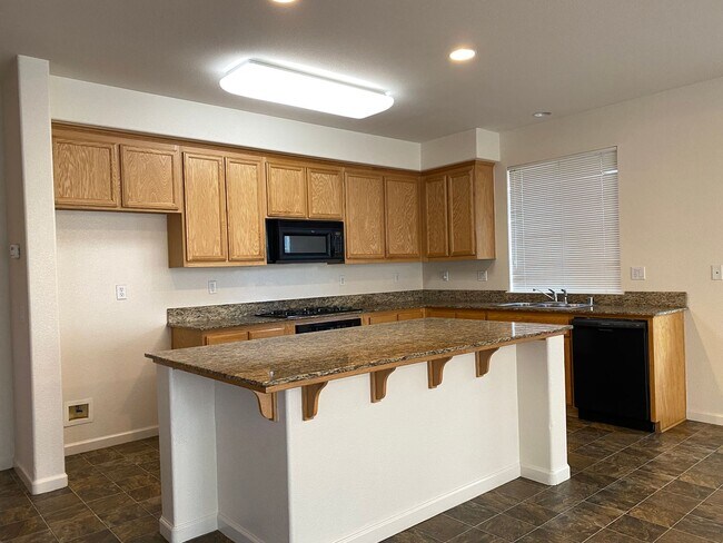 Foto del edificio - Gorgeous Four Bedroom Two Story Home Near ...