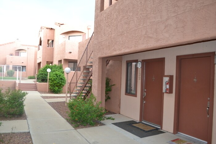 Primary Photo - 1745 E Glenn St