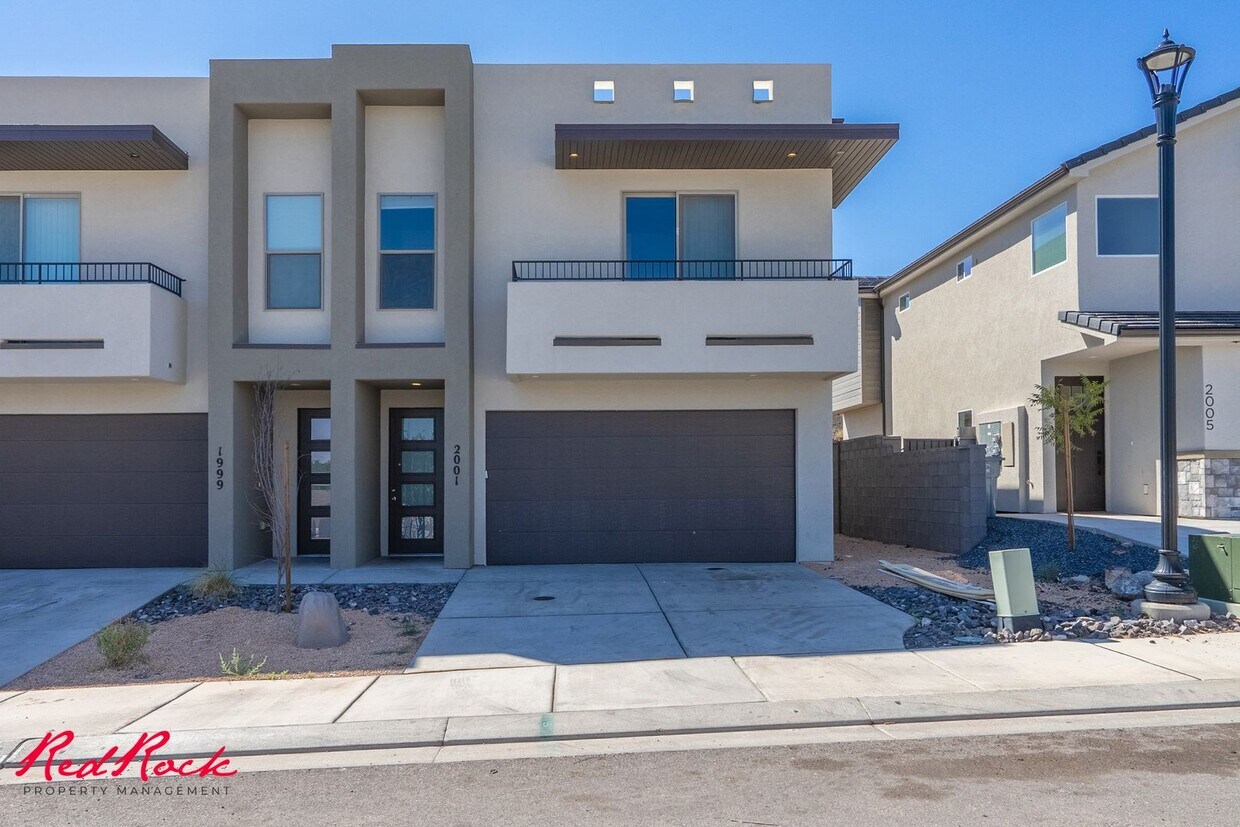 Primary Photo - Stylish Townhome with Private Balcony – Do...