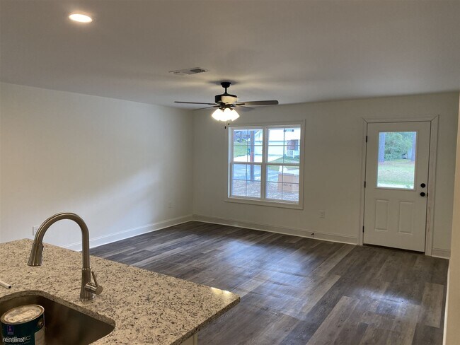 Building Photo - 4 br, 3 bath House - 1 York Circle