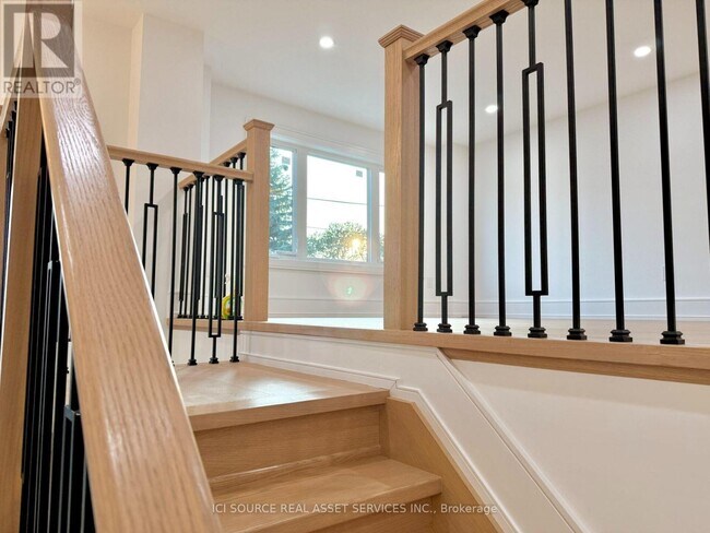 Building Photo - 21 Vanbrugh Ave