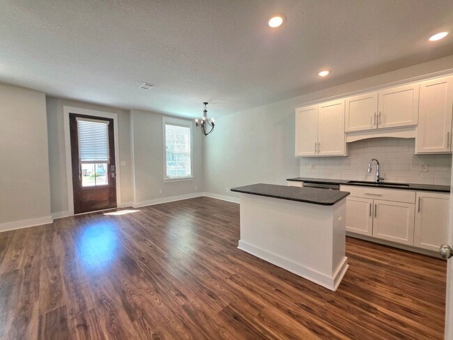 Building Photo - Beautiful Townhome in the Heart of Downtown Pensacola