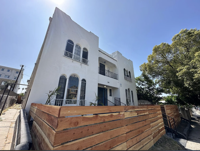 Building Photo - 240 Robinson St