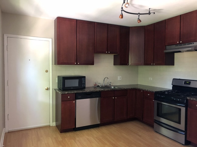 Kitchen Empty - 2658 W Rascher Ave