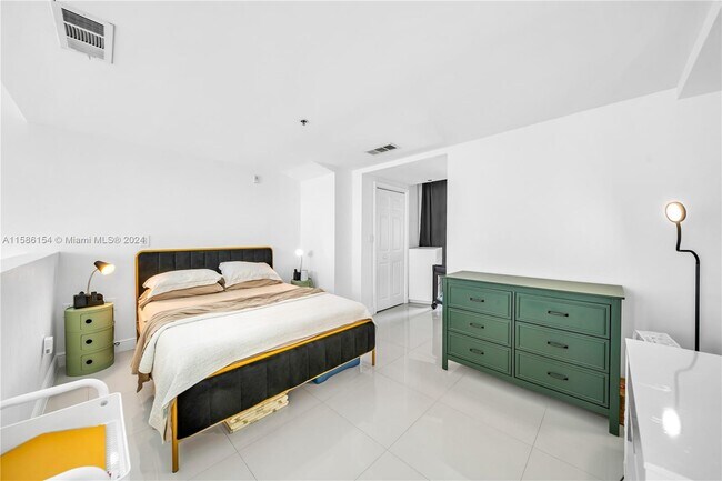 Building Photo - 6362 Collins Ave