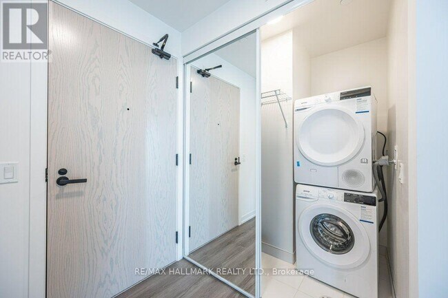 Building Photo - 28 Interchange Wy