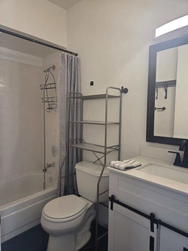 Foto del edificio - 1050 E Washington Ave