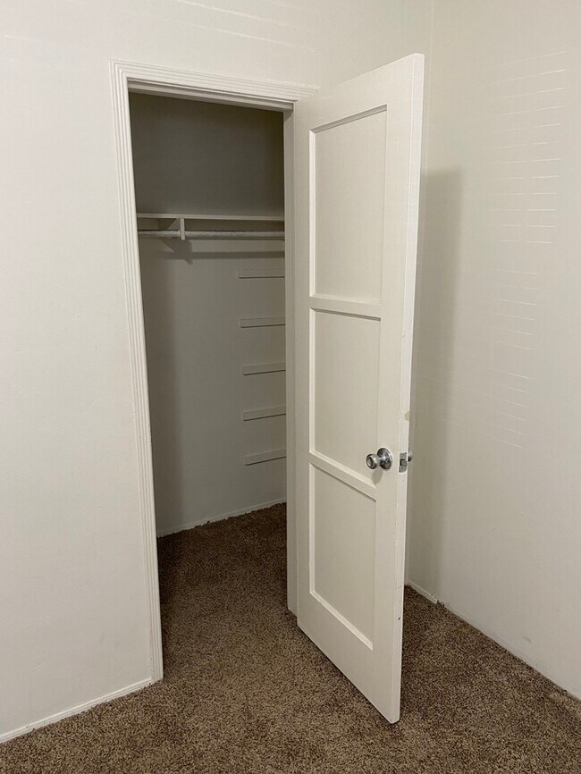 Building Photo - 5368 E Village Rd