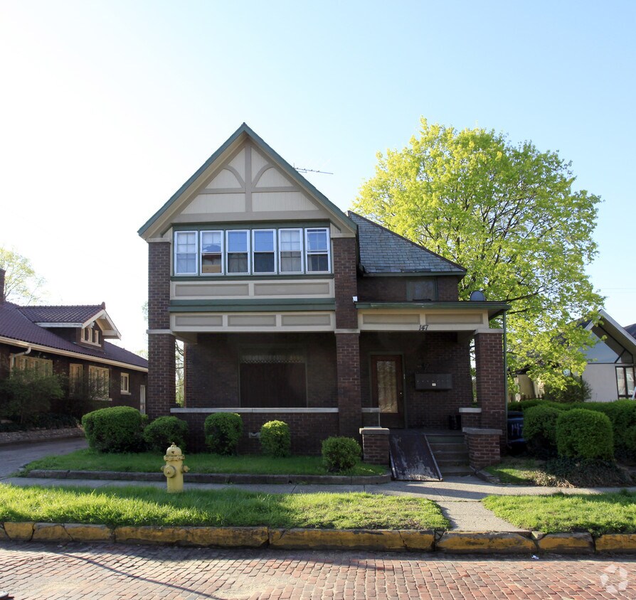 Building Photo - 147 Division St