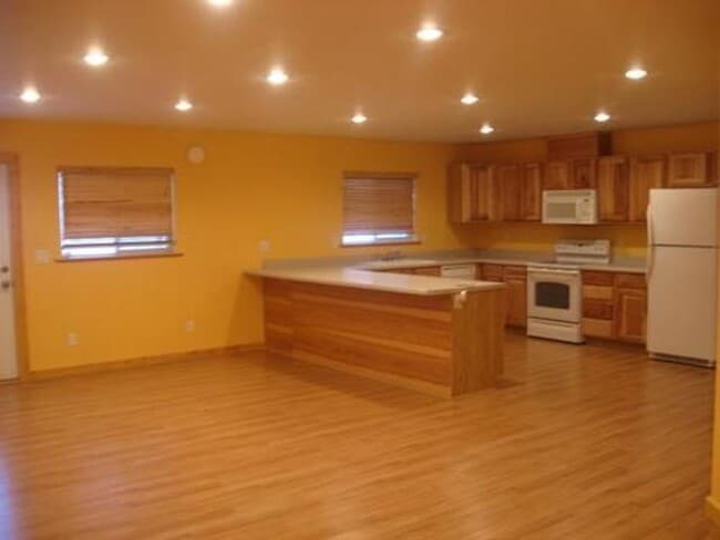 Building Photo - 855 Highlander Dr