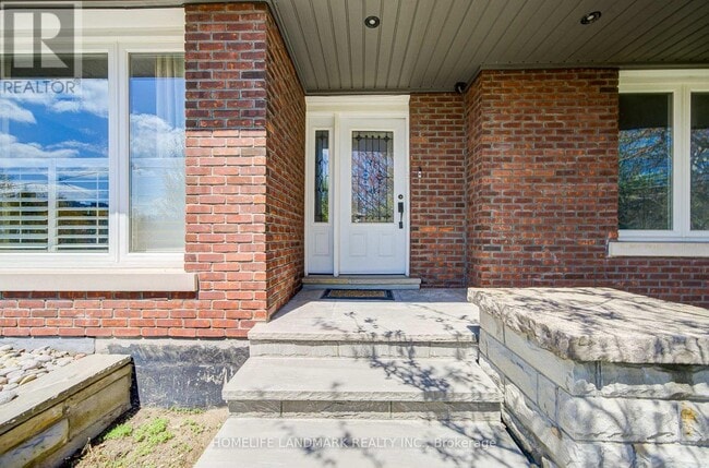 Building Photo - 102 Stratford Crescent