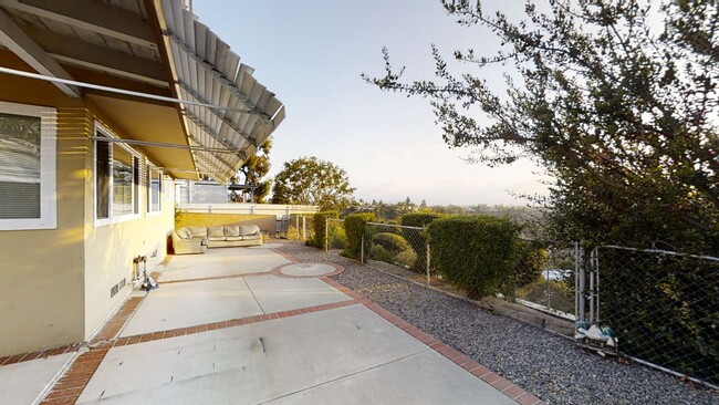 Building Photo - Great Patio Space w/ Canyon Views!!