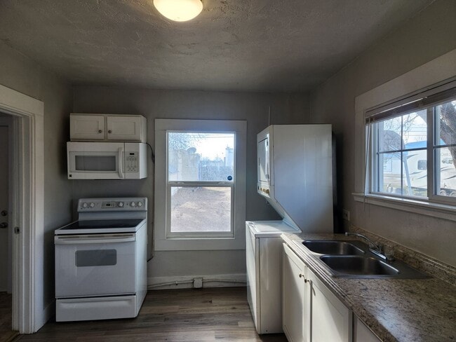 Building Photo - Cute 2 bedroom 1 bath Middleton Home coming up for rent!