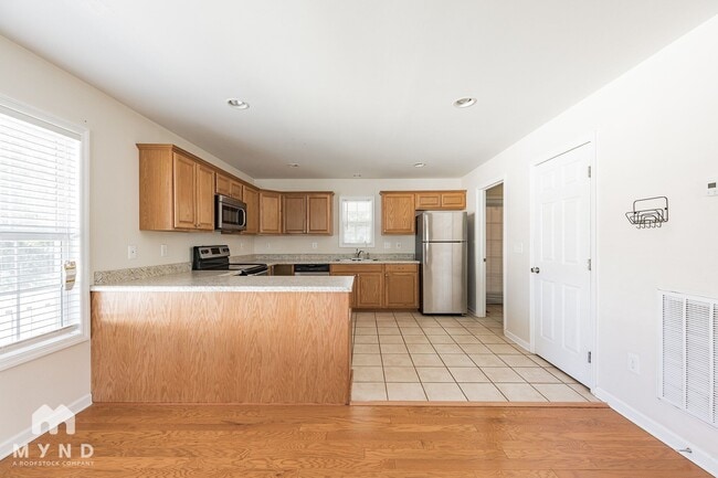 Building Photo - 902 Appleby St NW