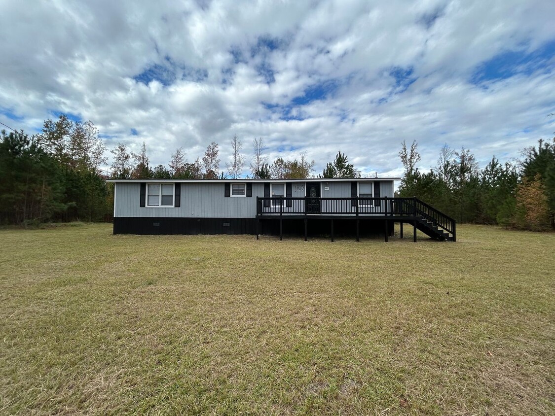 Foto principal - Spacious 3-Bedroom, 2-Bath Mobile Home on ...