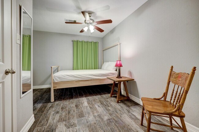 Foto del edificio - 7206 Bayou Woods Dr