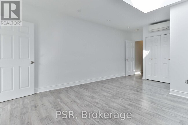 Photo du bâtiment - 1364 St Clair Ave W