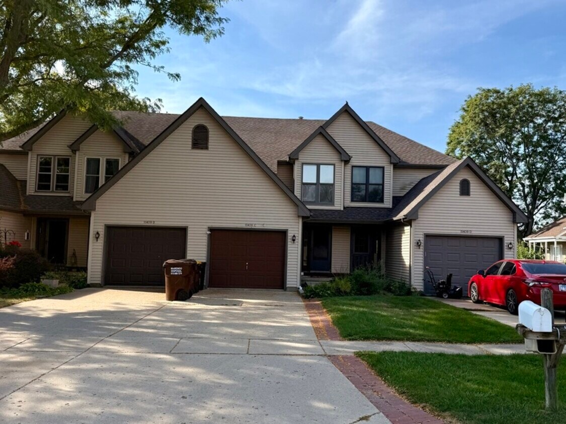 Foto principal - 11409 Douglas Ave