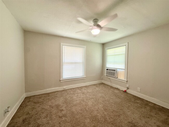 Building Photo - 117 Oak Dr